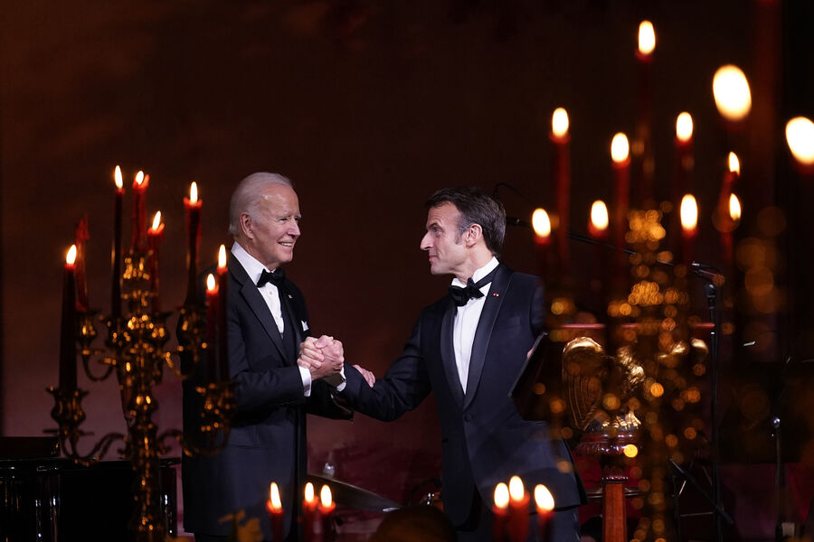 Президент США Джо Байден и президент Франции Эммануэль Макрон во время ужина в&nbsp;Белом доме в&nbsp;Вашингтоне, 1&nbsp;декабря 2022&nbsp;года 