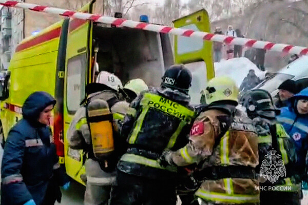 Спасатели и медицинские работники на&nbsp;месте взрыва газа в&nbsp;пятиэтажном жилом доме на&nbsp;улице Линейная в&nbsp;Новосибирске, 9&nbsp;февраля 2023&nbsp;год