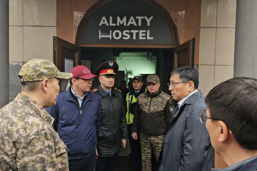 Аким города Алма-аты Ерболат Досаев прибыл на место пожара в хостеле, 30 ноября 2023 года