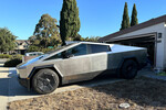 Tesla Cybertruck припаркован перед гаражом у одного из домов в Силиконовой долине, штат Калифорния, США, ноябрь 2023 года