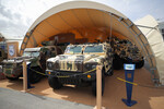 Бронеавтомобиль COBRA 4 SUT (справа) на 2-й Всемирной оборонной выставке World Defense Show в Эр-Рияде