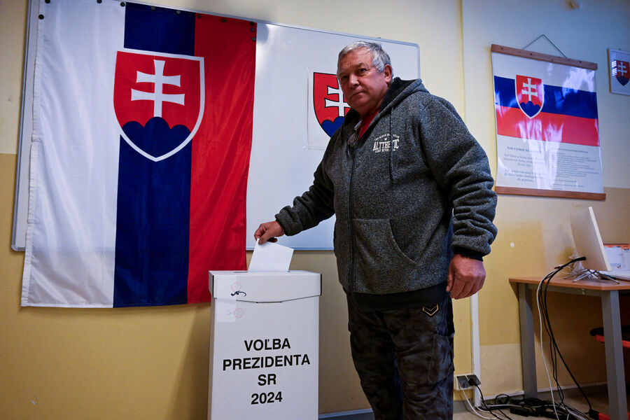 Мужчина голосует во время президентских выборов на избирательном участке в Тренчианске-Станковце, Словакия, 23 марта 2024 года