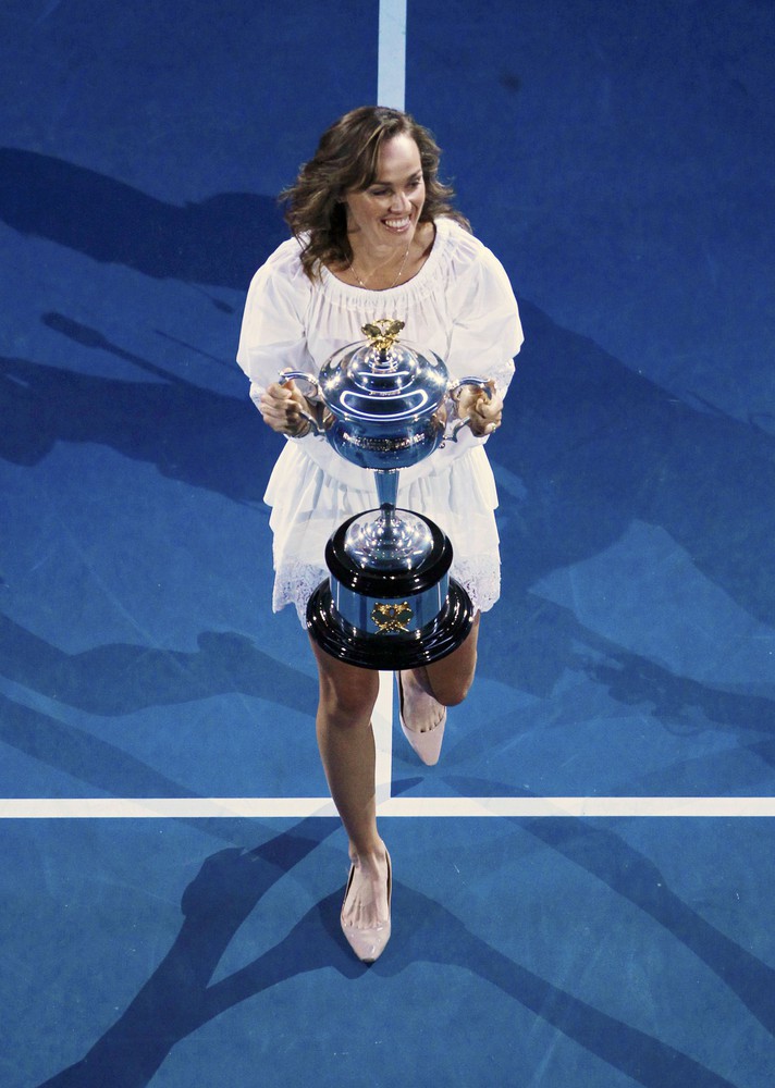 Семикратная победительница Australian Open в одиночном и парном разрядах Мартина Хингис выносит трофей