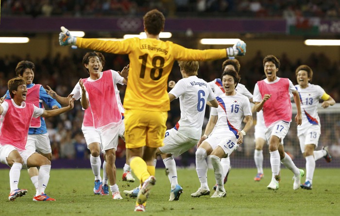 Радость игроков Южной Кореи после промаха Даниэла Старриджа.