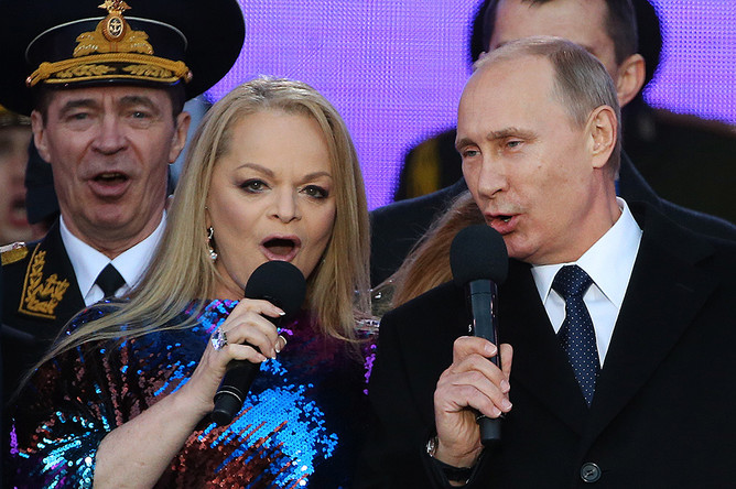 Певица Лариса Долина и Владимир Путин на митинге-концерте «Мы вместе», посвященном годовщине присоединения Крыма к России, на Васильевском спуске