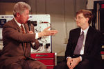 Билл Гейтс и президент США Билл Клинтон на заседании «круглого стола» в 1996 году