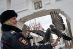 Сотрудница полиции у входа в Савинно-Сторожевский монастырь в Звенигороде