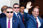 Президент Египта Абдель Фаттах ас-Сиси приветствует гостей торжественной церемонии открытия второй линии Суэцкого канала