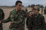 Курсанты женской военной академии в Дамаске обучаются метанию гранаты на занятиях по боевой подготовке