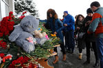 Жители Ростова-на-Дону приносят цветы к стенам аэропорта, где при посадке разбился пассажирский самолет Boeing-737-800