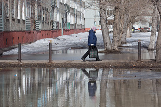 Жительница города на одной из улиц