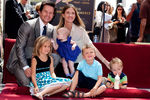 Актер Марк Уолберг c женой Риа Дюрэм и детьми на церемонии открытия именной звезды на Аллее славы в Голливуде (2010)