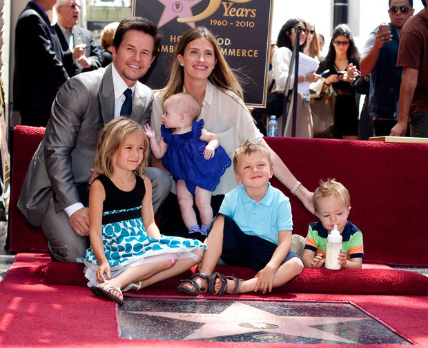 Актер Марк Уолберг c женой Риа Дюрэм и детьми на&nbsp;церемонии открытия именной звезды на&nbsp;Аллее славы в&nbsp;Голливуде (2010)