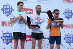 Генеральный директор инвестиционного фонда «Группа ОНЭКСИМ» Дмитрий Разумов (в центре) на церемонии награждения после забега SPIEF RACE