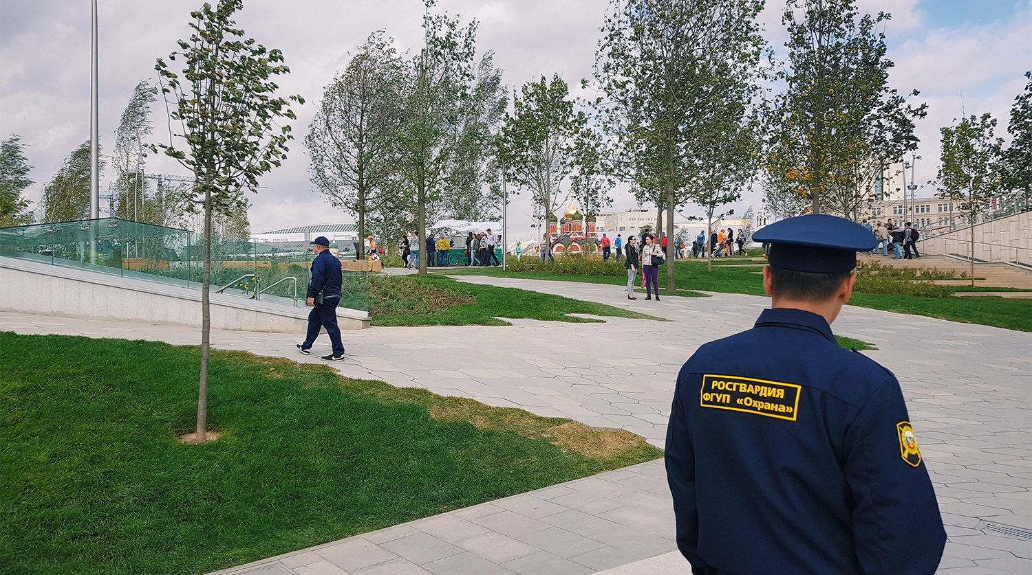 Сотрудник охранного предприятия в парке «Зарядье» в центре Москвы, 14 сентября 2017 года