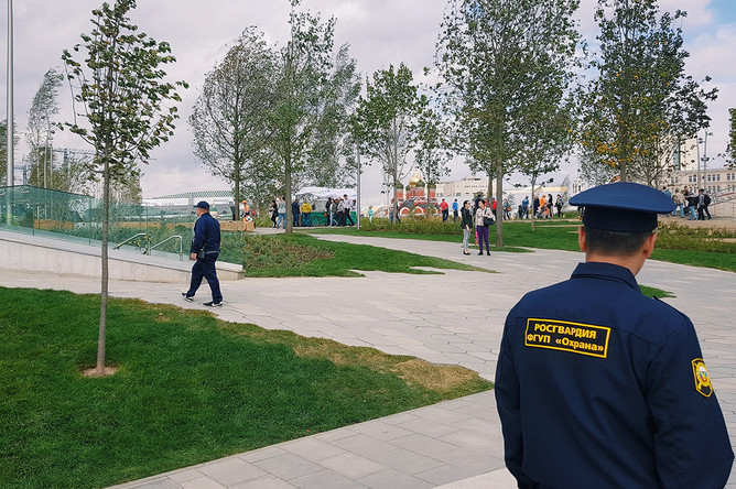 Сотрудник охранного предприятия в парке «Зарядье» в центре Москвы, 14 сентября 2017 года