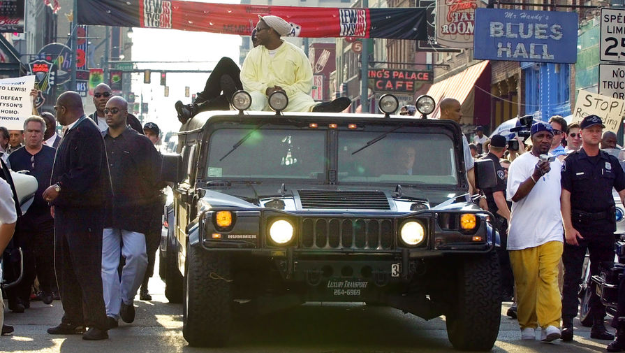 Леннокс Льюис во время парада в&nbsp;Мемфисе (США) за&nbsp;несколько дней до&nbsp;боя с&nbsp;Майком Тайсоном, 2002 год
