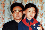 Ким Чен Ир на сувенирном снимке с мальчиком, 1980 год