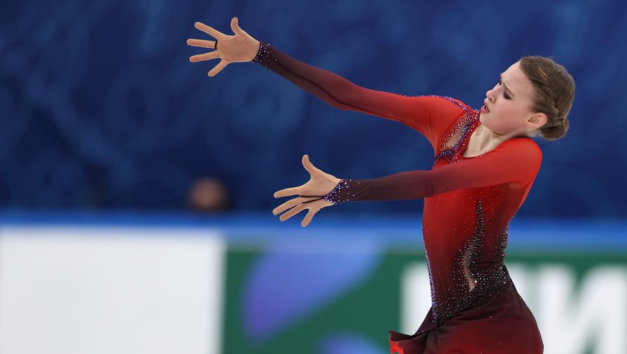Майя Хромых выступает с произвольной программой в женском одиночном катании в финале Кубка России по фигурному катанию в Москве.