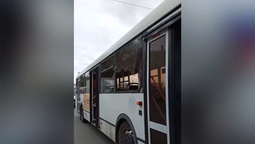 Неадекватный омич разбил окно автобуса металлической урной