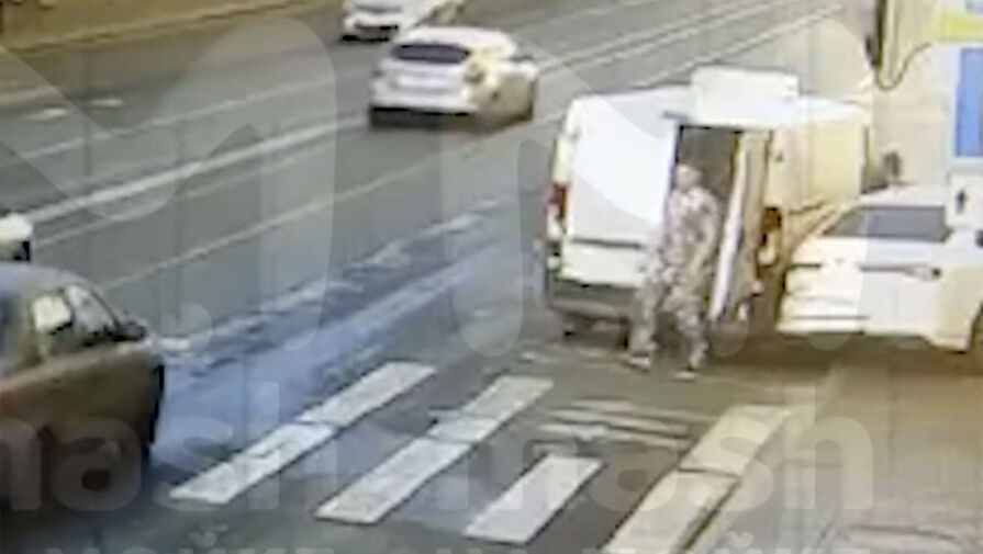 В Санкт-Петербурге автомобиль врезался в кафе с шавермой