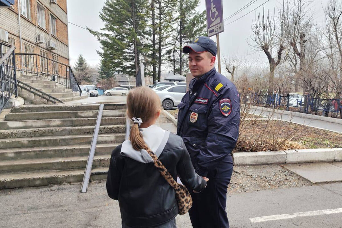 В Приморье школьница сбежала из дома из-за разбитой вазы - Газета.Ru |  Новости