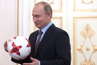 Президент Путин и футбольный мяч «Красава»