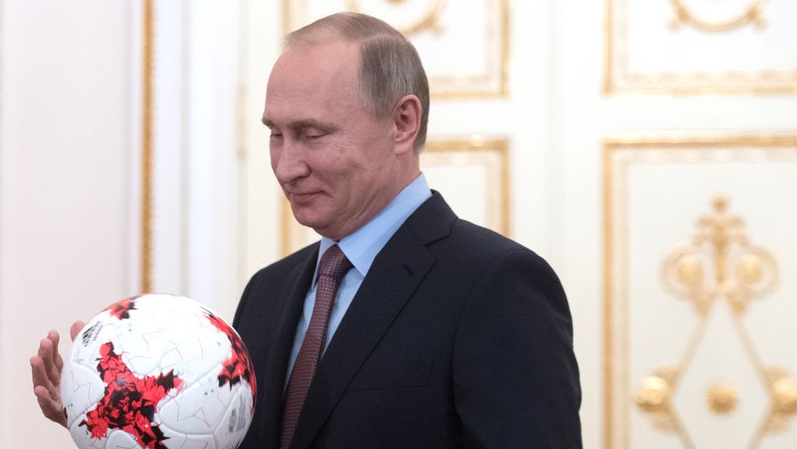 Президент Путин и футбольный мяч «Красава»