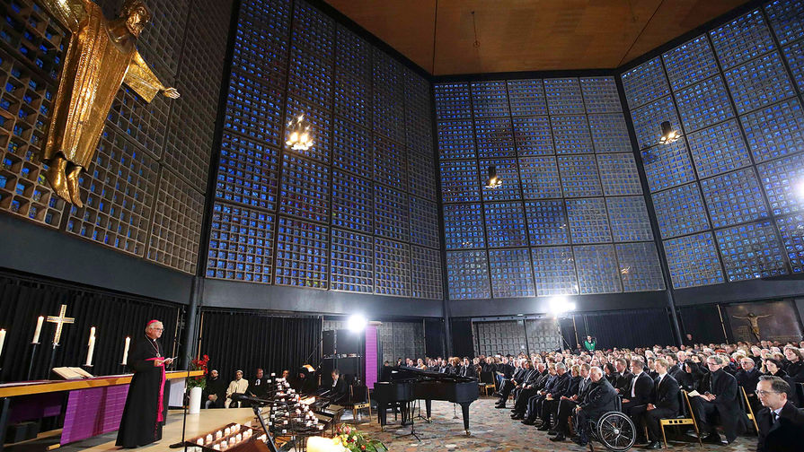 Немецкие политики (в том числе президент и канцлер ФРГ) на&nbsp;траурной церемонии в&nbsp;Мемориальной церкви кайзера Вильгельма на&nbsp;Брайтшайдплац, 20&nbsp;декабря 2016&nbsp;года