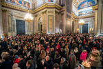 Прихожане на пасхальном богослужении в Исаакиевском соборе в Санкт-Петербурге