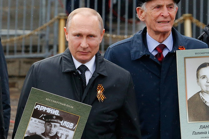 Владимир Путин принимает участие в шествии патриотической акции «Бессмертный полк» в честь 72-й годовщины Победы в Великой Отечественной войне