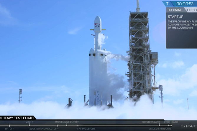 Во время запуска ракеты-носителя Falcon Heavy компании Илона Маска SpaceX с мыса Канаверал во Флориде, 6 февраля 2018 года
