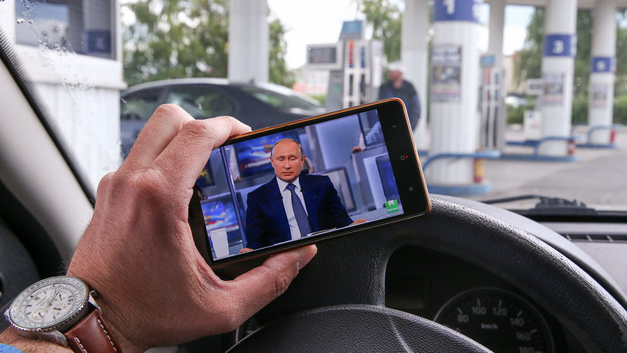 Водитель на АЗС в Рязани во время трансляции «прямой линии» с президентом России Владимиром Путиным, 7 июня 2018 года
