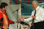 Певец Евгений Осин и президент России Борис Ельцин в Ростове, 1996 год