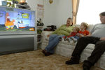 Семья из города Юрика в Калифорнии и мультфильм «Губка Боб Квадратные Штаны» в телевизоре, 2006 год