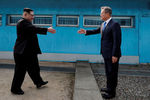 Встреча лидеров Северной и Южной Кореи Ким Чен Ына и Мун Джэина в демилитаризованной зоне на границе между странами, апрель 2018 года