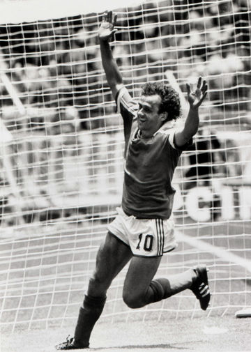 Футболист Мишель Платини во время игры Франции с&nbsp;Бразилией в&nbsp;матче Чемпионата мира в&nbsp;Мексике, 1986 год