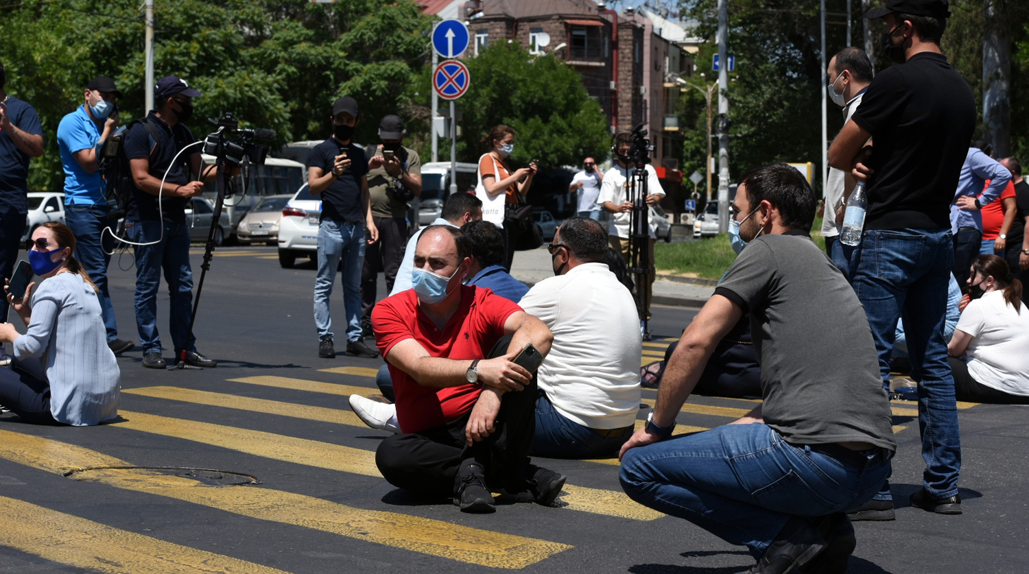 В Армении прошли протесты в поддержку оппозиционного лидера Гагика Царукяна  - Газета.Ru