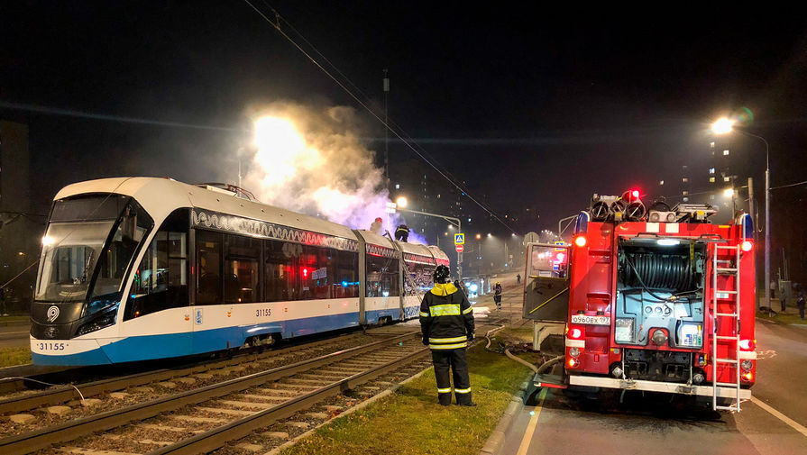 Обрыв грузовиком контактной сети стал причиной возгорания трамвая на Чертановской улице