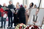 Певцы во время отпевания на церемонии прощания с телеведущим Михаилом Зеленским в похоронном доме «Троекурово», 19 января 2022 года