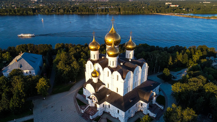 Четыре человека погибли при столкновении катера с баржей на Волге