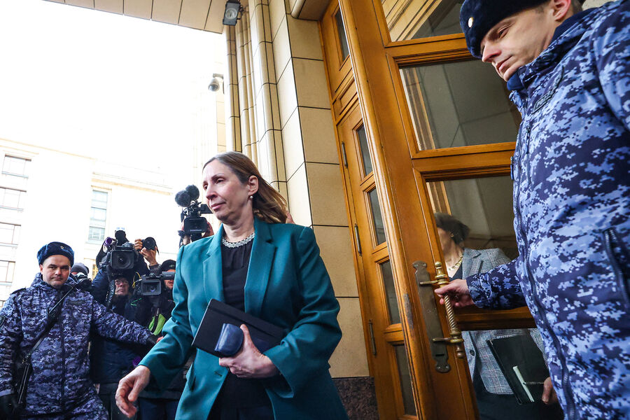 Посол США в РФ Линн Трейси во время выхода из здания МИД РФ, январь 2023 года