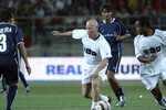 Бобби Чарльтон (в центре) во время благотворительного футбольного матча AllStars на стадионе Алгарве, Португалия, 2004 год