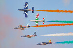 Выступление пилотажных групп на Международном авиационно-космическом салоне Dubai Airshow-2023 в Дубае