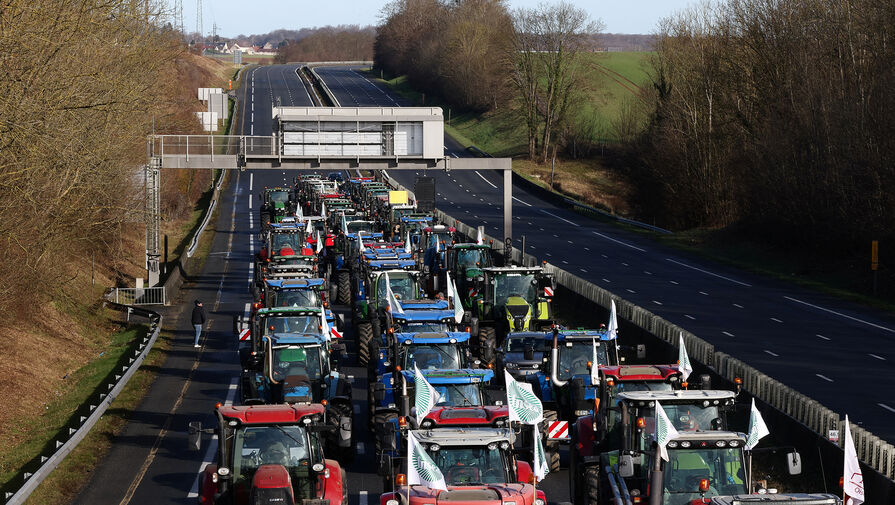 Испанские фермеры на тракторах блокировали границу с Францией