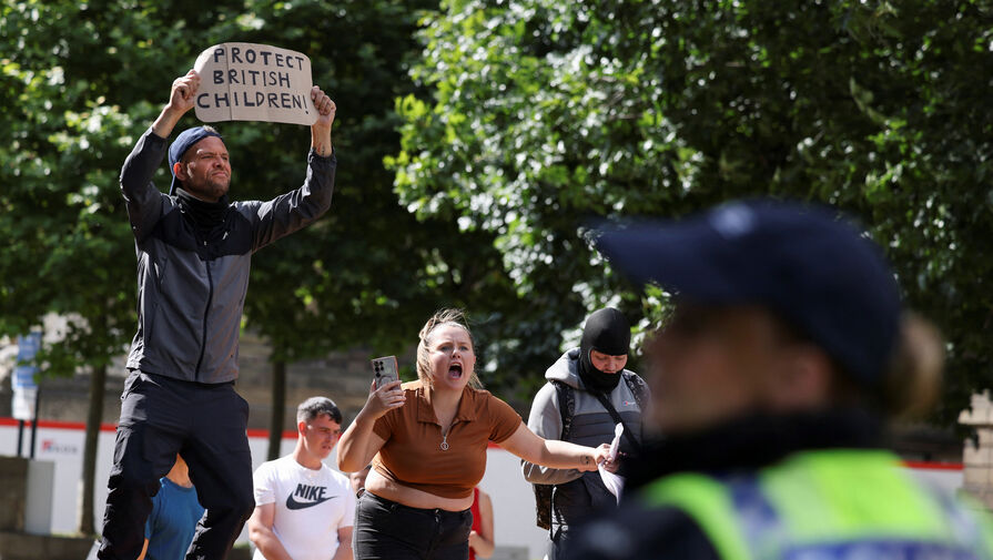 В Британии правые активисты попытались поджечь отель с мигрантами