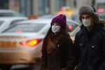Жители Москвы в защитных масках на одной из улиц города