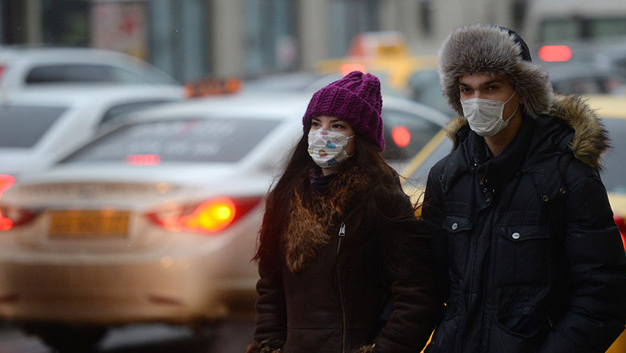 Жители Москвы в&nbsp;защитных масках на&nbsp;одной из&nbsp;улиц города