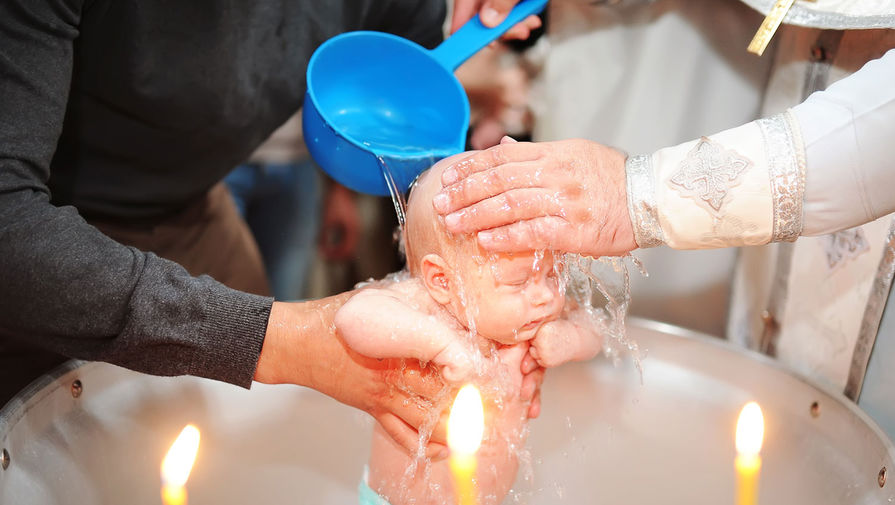 В РПЦ рассказали, когда не нужно крестить ребенка 