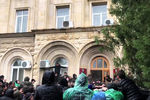 Протестующие около здания администрации президента Абхазии в Сухуме, 9 января 2019 года